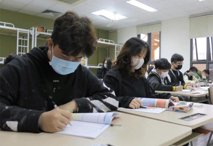 TP.HCM cho nghi 1 tuan phong dich corona, hoc sinh Ha Noi van den lop