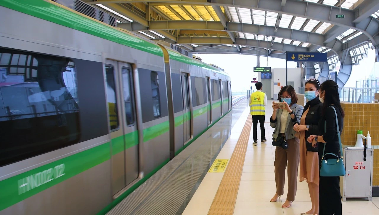 Metro Cát Linh - Hà Đông bất ngờ dừng giữa đường, khách được hoàn vé