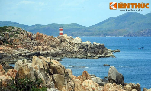 Choáng ngợp cảnh kỳ vĩ của Gành Đèn Phú Yên