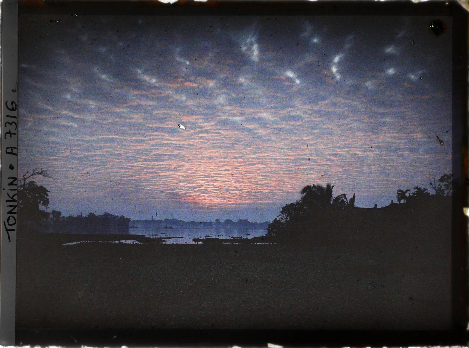 Ngắm cảnh hoàng hôn tím rực ở hồ Tây hơn một thế kỷ trước