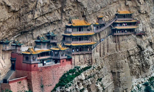 Ngôi chùa treo trên vách đá có một không hai của TQ