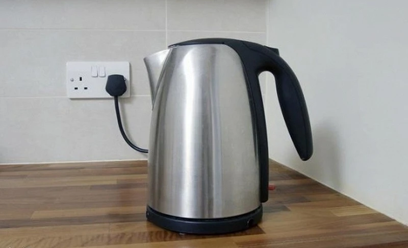 Dùng ấm siêu tốc kiểu này bảo sao tiền điện cũng tăng vù vù