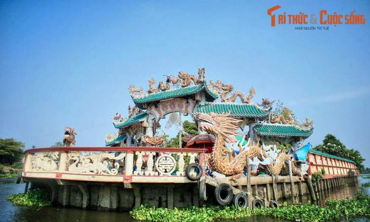 Giai thoại lạ về ngôi miếu nằm giữa lòng sông ở TP. HCM