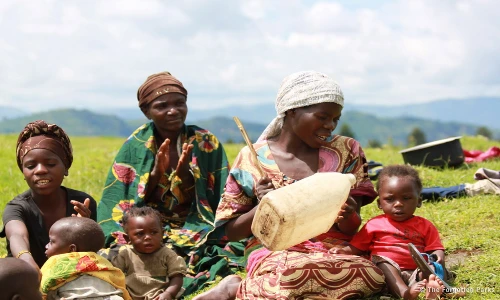 Cuộc sống ở bộ lạc thổ dân siêu lùn, 8 tuổi sinh con