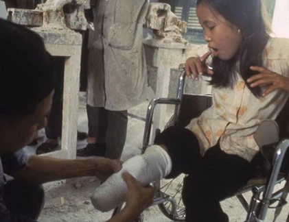 Bé gái Việt làm triệu người xúc động trên LIFE 1968