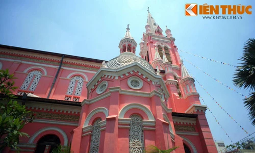 Tận mục nhà thờ cổ màu hồng tuyệt đẹp của Sài Gòn