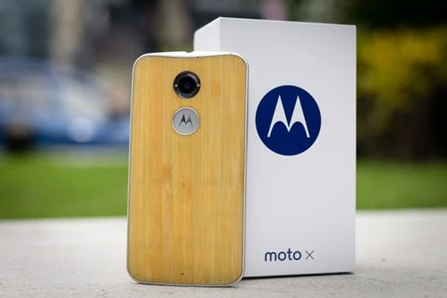 Cận cảnh điện thoại Moto X vỏ gỗ vừa lên kệ ở VN