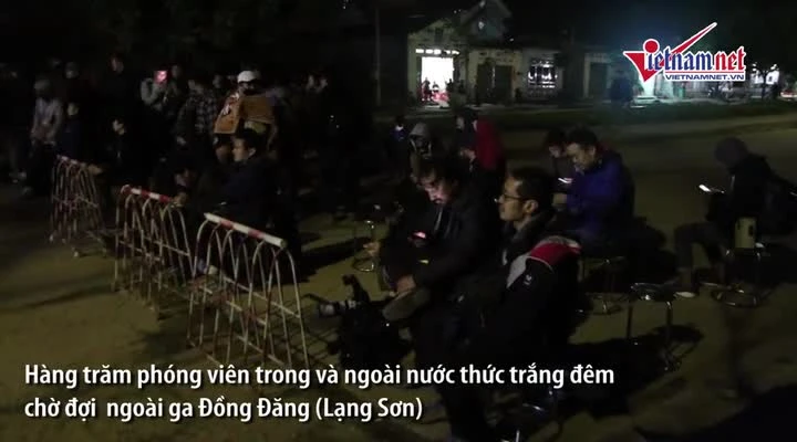 Video: Phóng viên quấn chăn ngủ gật, thâu đêm đưa tin tại ga Đồng Đăng