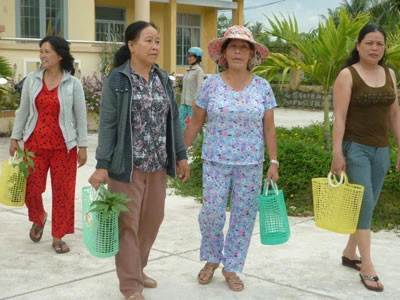 Tín đồ thời trang chụp ảnh street style với làn đi chợ Việt Nam?