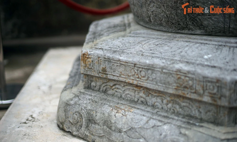 Cận cảnh giếng đá cổ mang hoa văn đế vương phát lộ ở Hà Nội