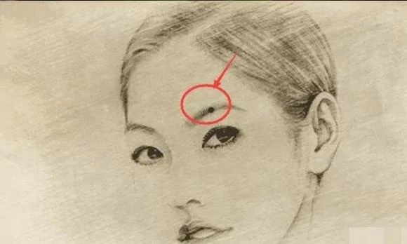 Người có 4 nốt ruồi này gặp nhiều may mắn sung túc nhất đời