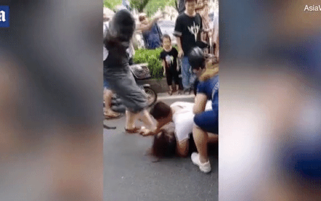 Chong nam de len bo nhi do don danh ghen “long troi lo dat” cua vo