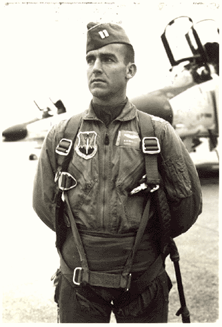 Đêm 10/9/1966 ông lái máy bay F-4 Phantom II vào đánh phá cầu Phú Lương và cầu Lai Vu thuộc tỉnh Hải Dương nhưng bị bắn rơi và bắt sống sau khi nhảy dù và trải qua 6 năm rưỡi trong nhà tù Hỏa Lò, Hà Nội.