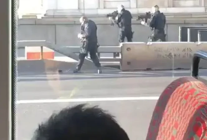 Khoảnh khắc cảnh sát bắn hạ nghi phạm khủng bố gần cầu London