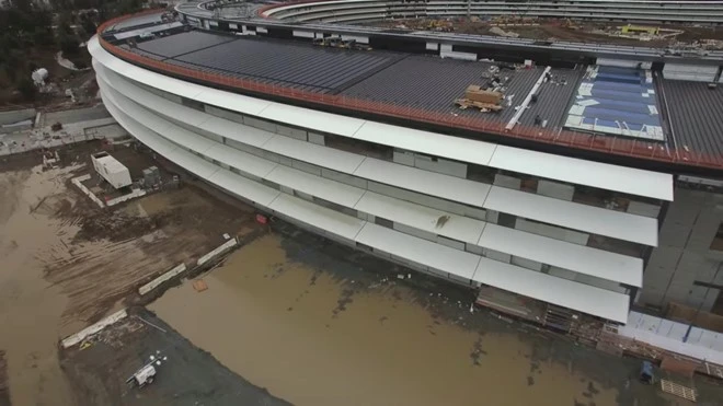 Trụ sở 5 tỷ USD của Apple bị ngập trong bùn