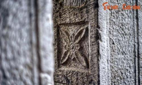 Cận cảnh cổng tam quan đá trăm tuổi có 1-0-2 ở Hà Nội