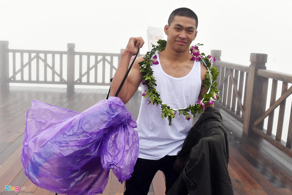 Phát sốt thanh niên Sài Gòn mặc áo ba lỗ leo đỉnh Fansipan