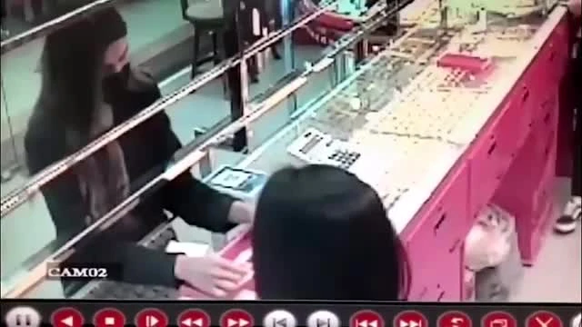 Video: Nam thanh niên giả gái vào cửa hàng mua đồ trang sức