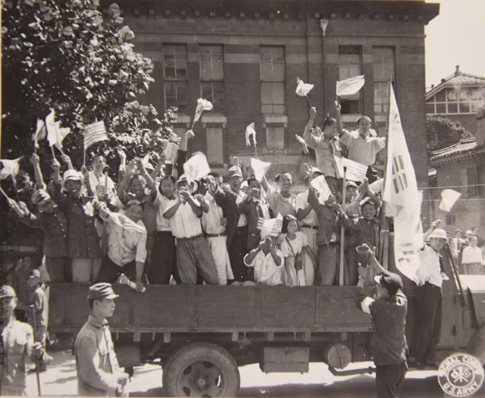 Ngoài Việt Nam, còn quốc gia nào có ngày Quốc khánh năm 1945?