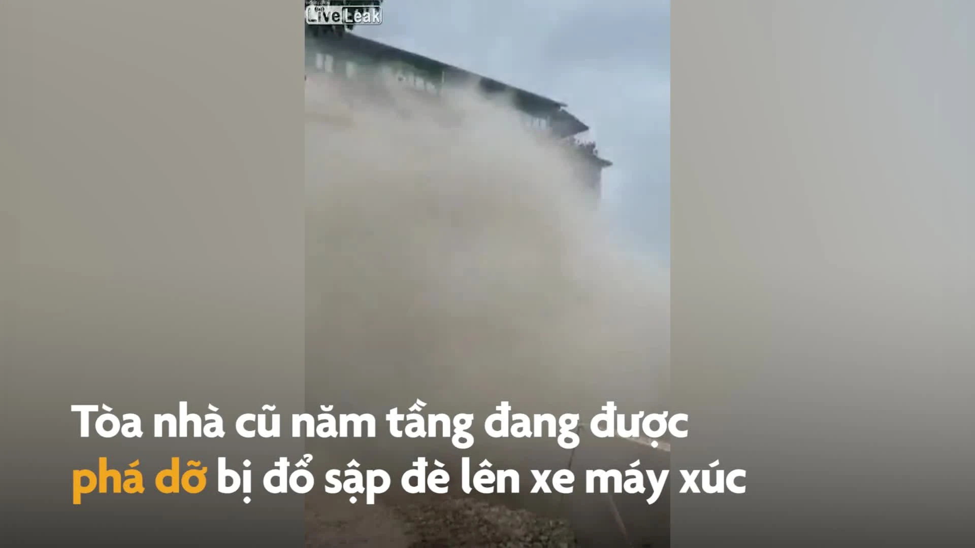Video: Kinh hãi cảnh tượng tòa nhà 5 tầng đổ sập, đè bẹp xe máy xúc