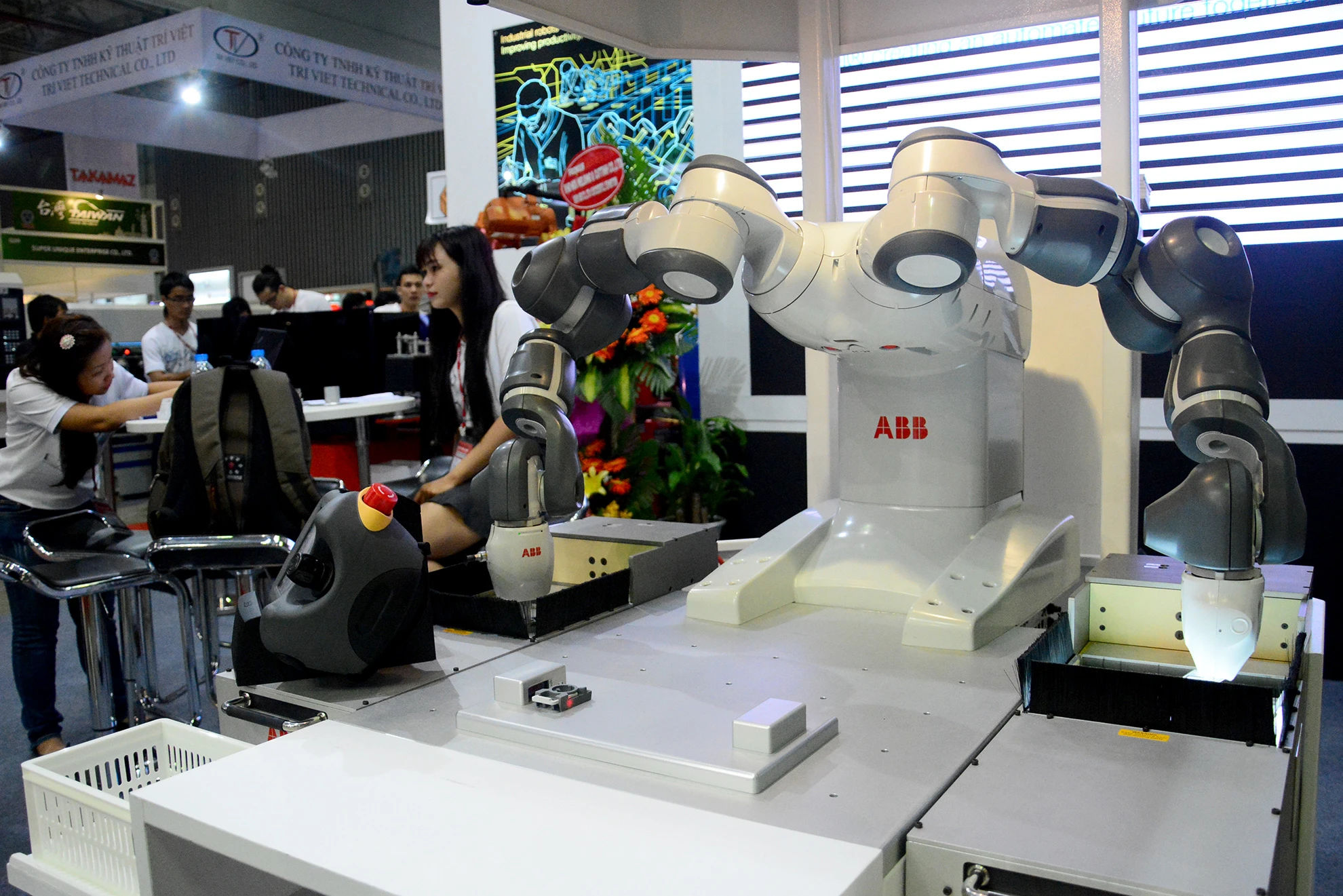 Cận cảnh robot biết làm việc với người ở Việt Nam