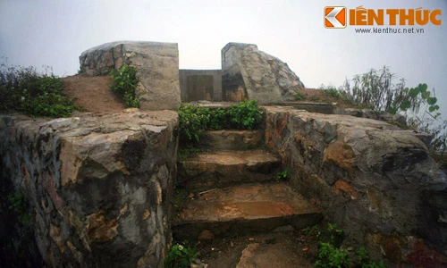 Tận mục pháo đài cổ hoang phế trên đỉnh núi Hà Giang