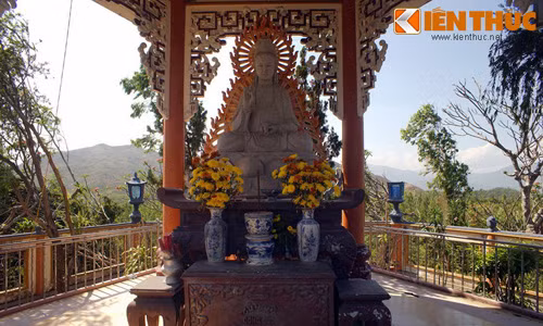 Thăm tu viện Phật giáo tuyệt đẹp bên bờ vịnh Vân Phong