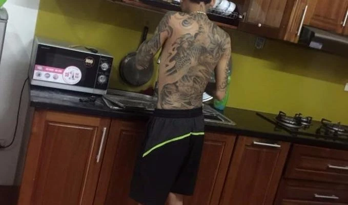 Người yêu xăm trổ ngày ngày lau nhà, rửa bát, giặt đồ cho bạn gái