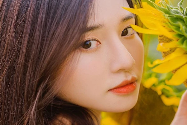 Nụ cười tỏa nắng bên hoa của nữ sinh trường đại học FPT 