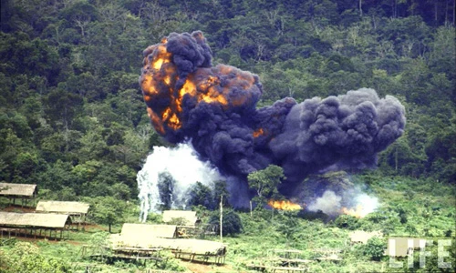 Loạt ảnh rợn người về các phi vụ ném bom VN 1966 (2)