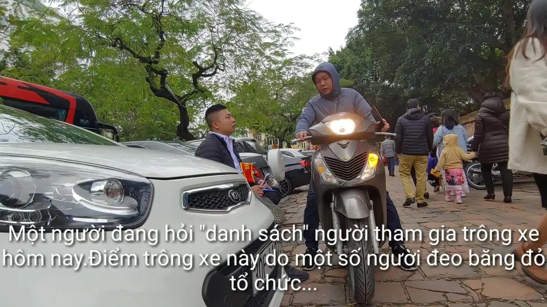 Video: Đi Văn Miếu xin chữ đầu năm, người dân bị “chặt chém” tiền gửi xe máy