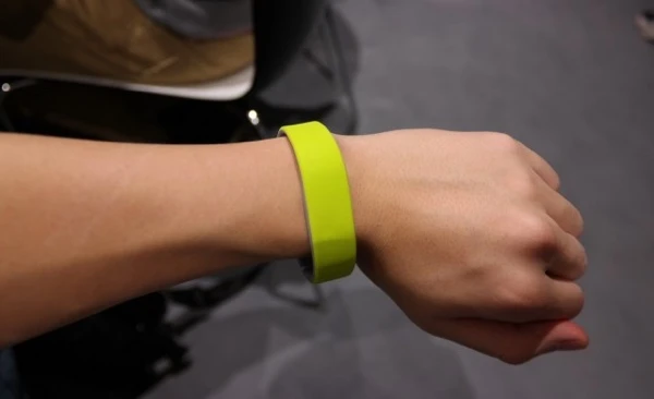 Mách bạn chọn vòng đeo sức khỏe chơi Tết