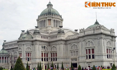 Ngắm kiệt tác cung điện đá nổi tiếng nhất Thái Lan