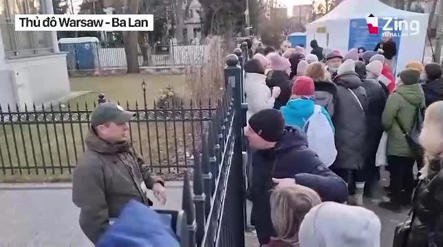 Người Ukraine ngủ qua đêm trước lãnh sự quán để làm giấy tờ