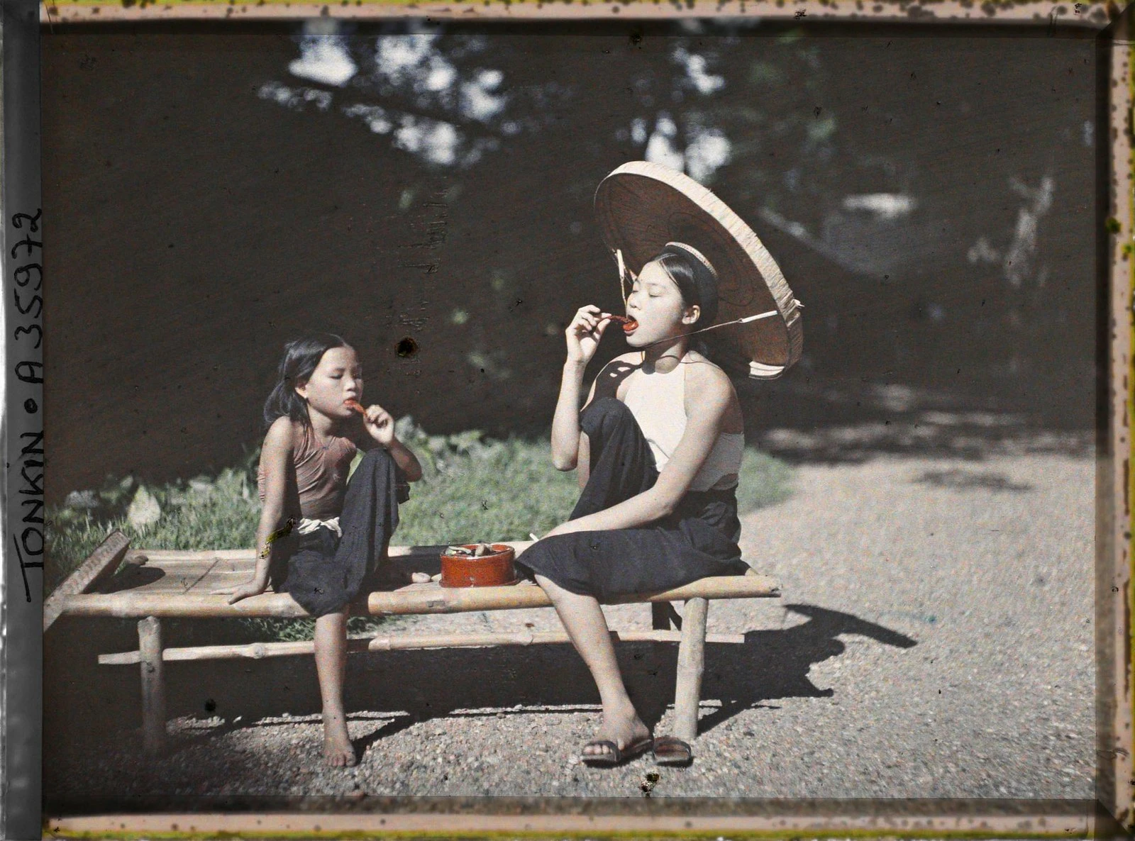 Ảnh màu siêu hiếm về phụ nữ Việt Nam đầu thế kỷ 20