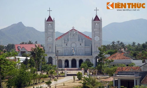 Kiến trúc tuyệt đẹp của nhà thờ cổ gần Nha Trang