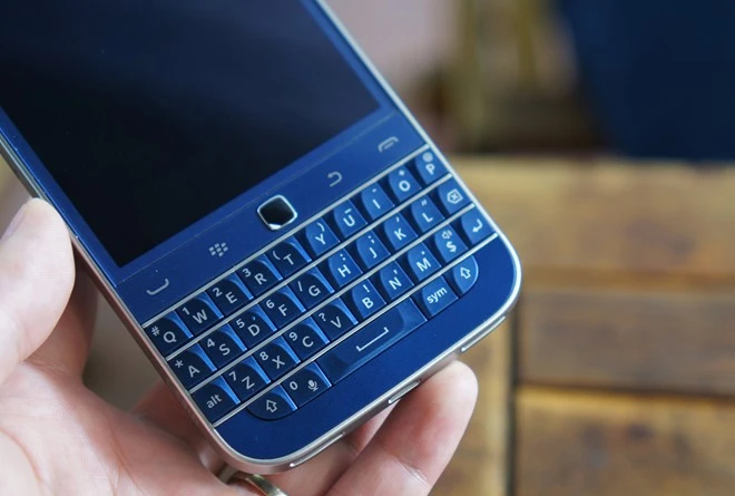 Cận cảnh BlackBerry Classic màu xanh cực độc ở Việt Nam