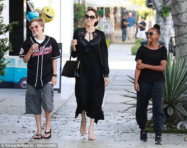 Angelina Jolie rạng rỡ, vui vẻ đi mua sắm cùng con giữa ồn ào ly hôn