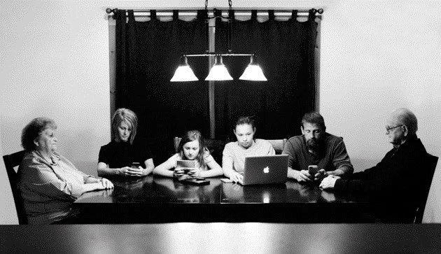 Bộ ảnh sốc: Khi con người là nô lệ của mạng xã hội