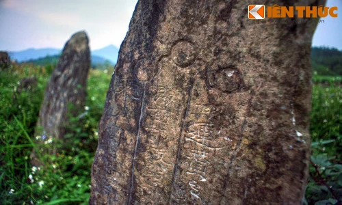 Tận mục khu mộ đá cổ của người Mường độc nhất VN 