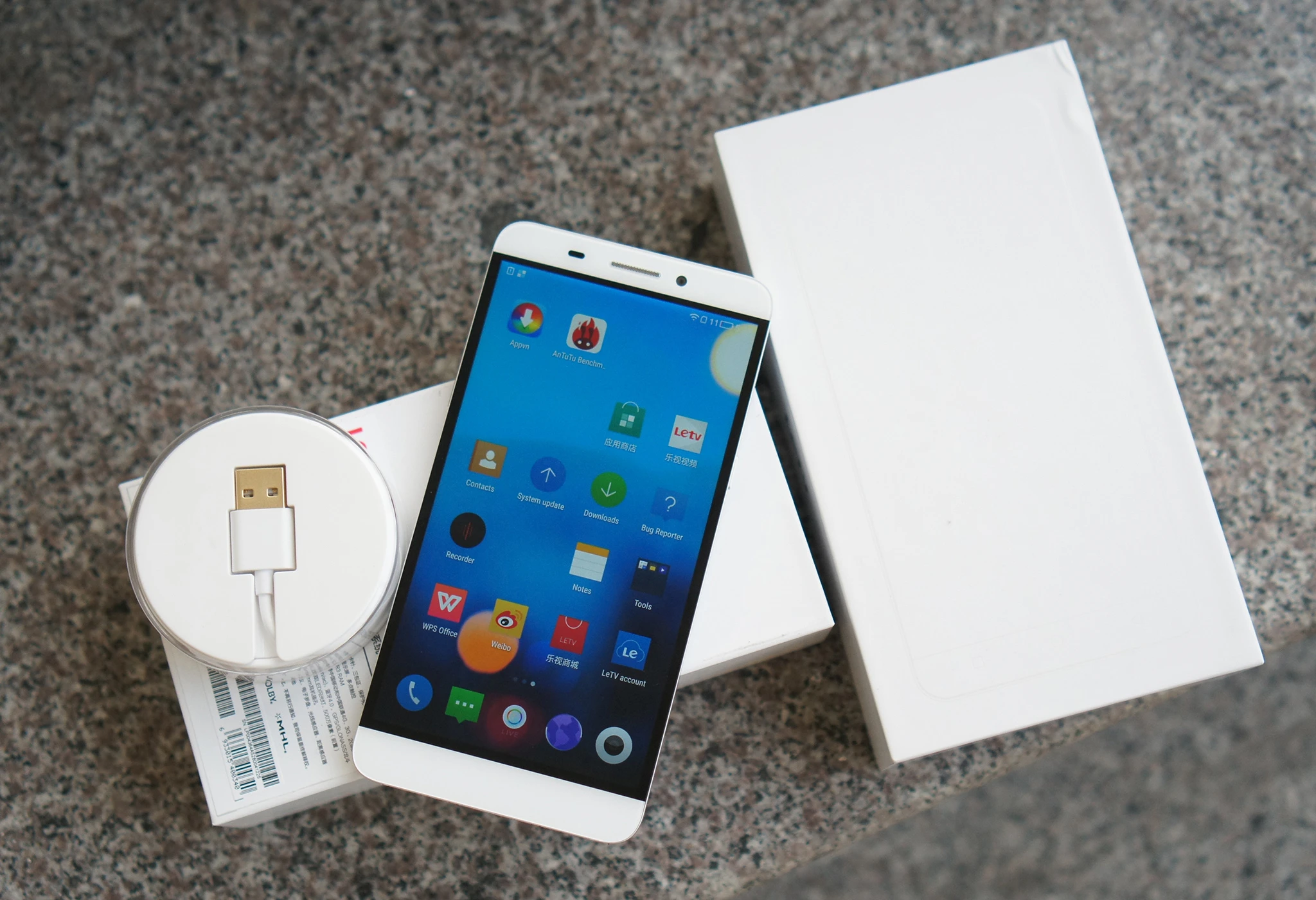 Cận cảnh smartphone RAM 3 GB, giá 4 triệu từ thương hiệu lạ