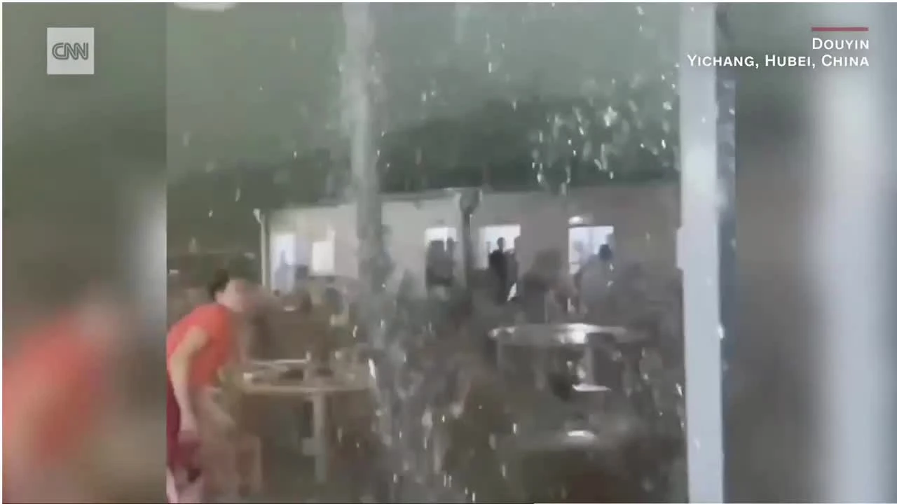 Video gió mạnh thổi cả nhà lẫn người bay lên trời