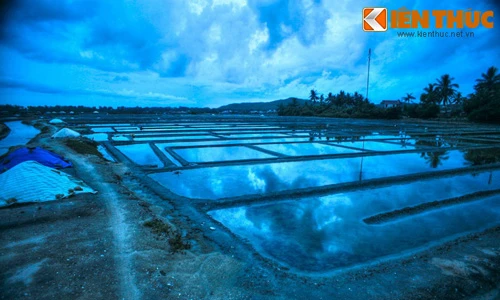 Vẻ kỳ ảo của “cánh đồng gương” khổng lồ ở miền Trung