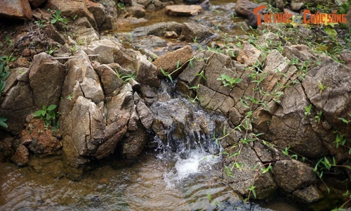 Bí ẩn của dòng suối chảy qua làng cổ Thiên Xuân 