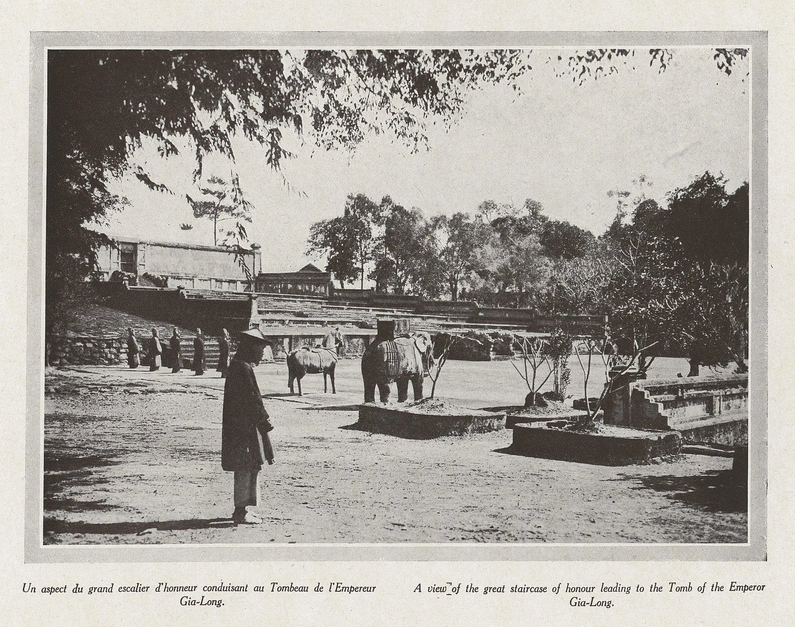 Ảnh để đời về lăng mộ vua triều Nguyễn ở Huế 100 năm trước