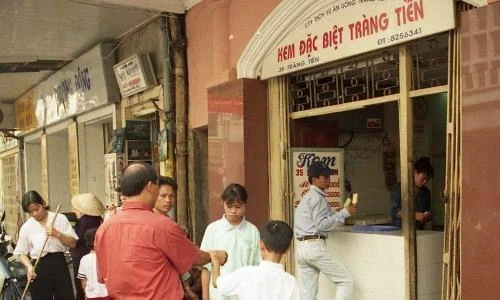 Hình độc về cửa hàng kem Tràng Tiền những năm 1990