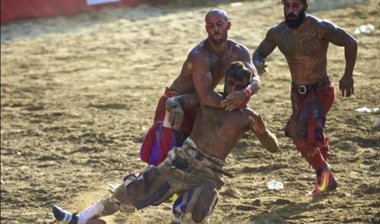 Giật mình môn “bóng bầu dục” chết chóc thời La Mã cổ đại