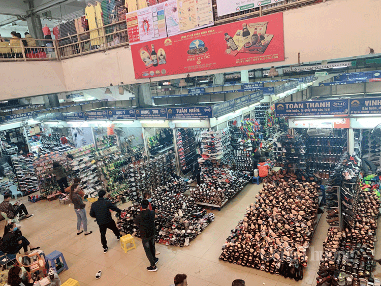 Cho Dong Xuan e am, vang khach trong mua dich COVID-19-Hinh-2