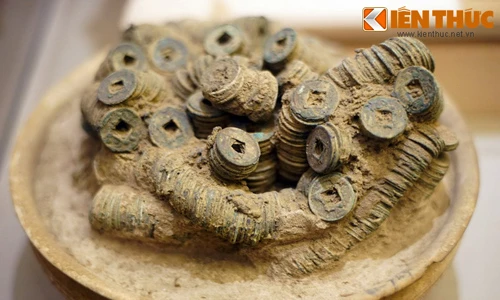 Ngắm kho tiền khủng của đại gia Việt 2.000 năm trước