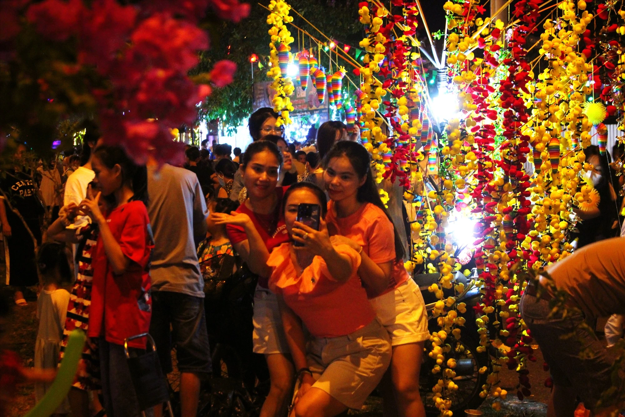 Lung linh sắc màu Phố đi bộ Lao Bảo